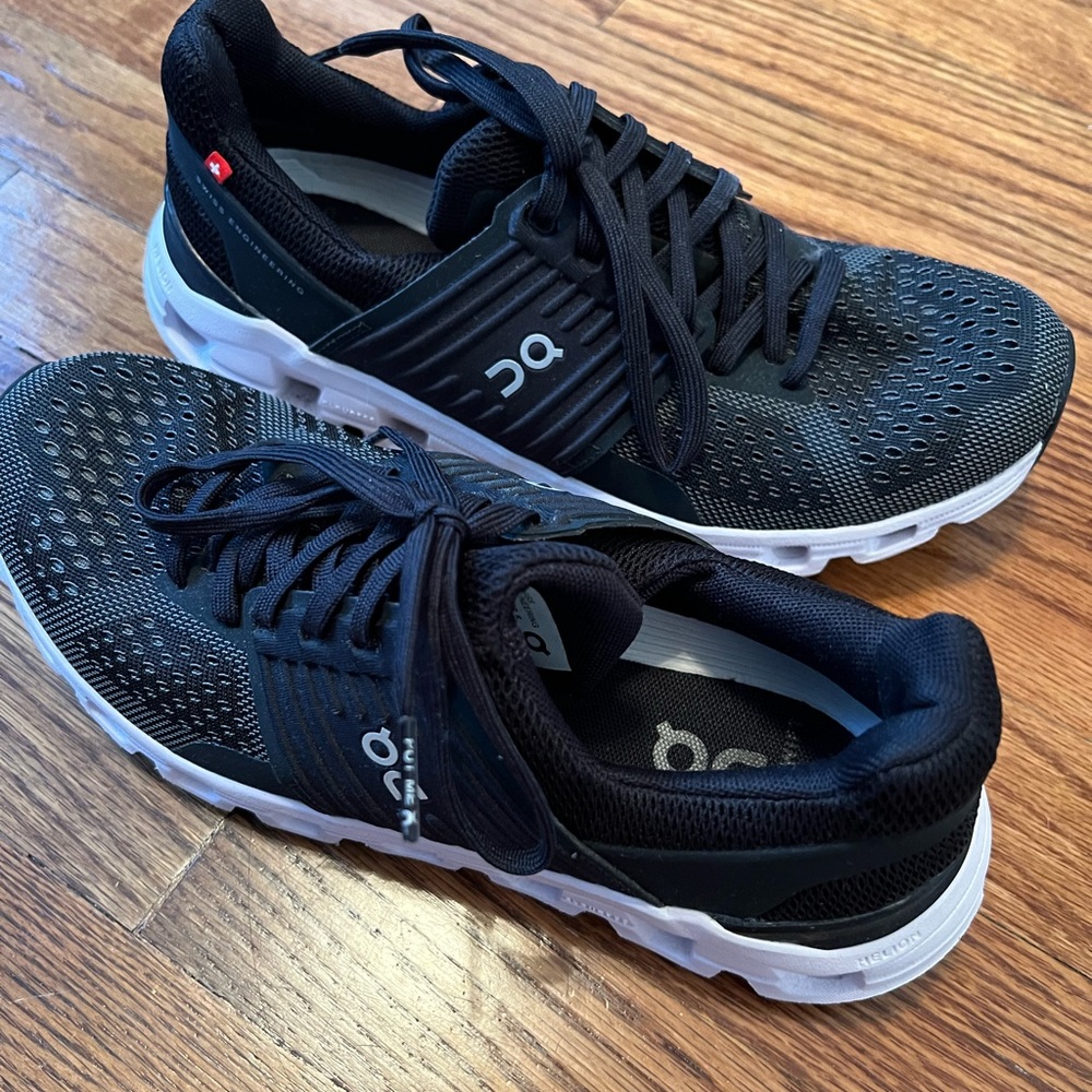 ON black running shoes